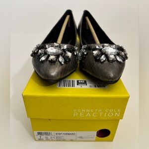 Kenneth-Cole-REACTION Women's Step Forward Ballet Flat Pewter size 7M